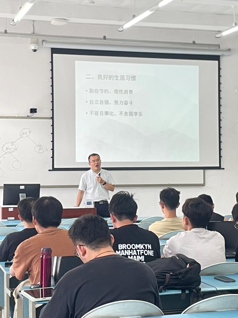 suncitygroup2022级研究生召开“资助、成长、感恩”主题班会